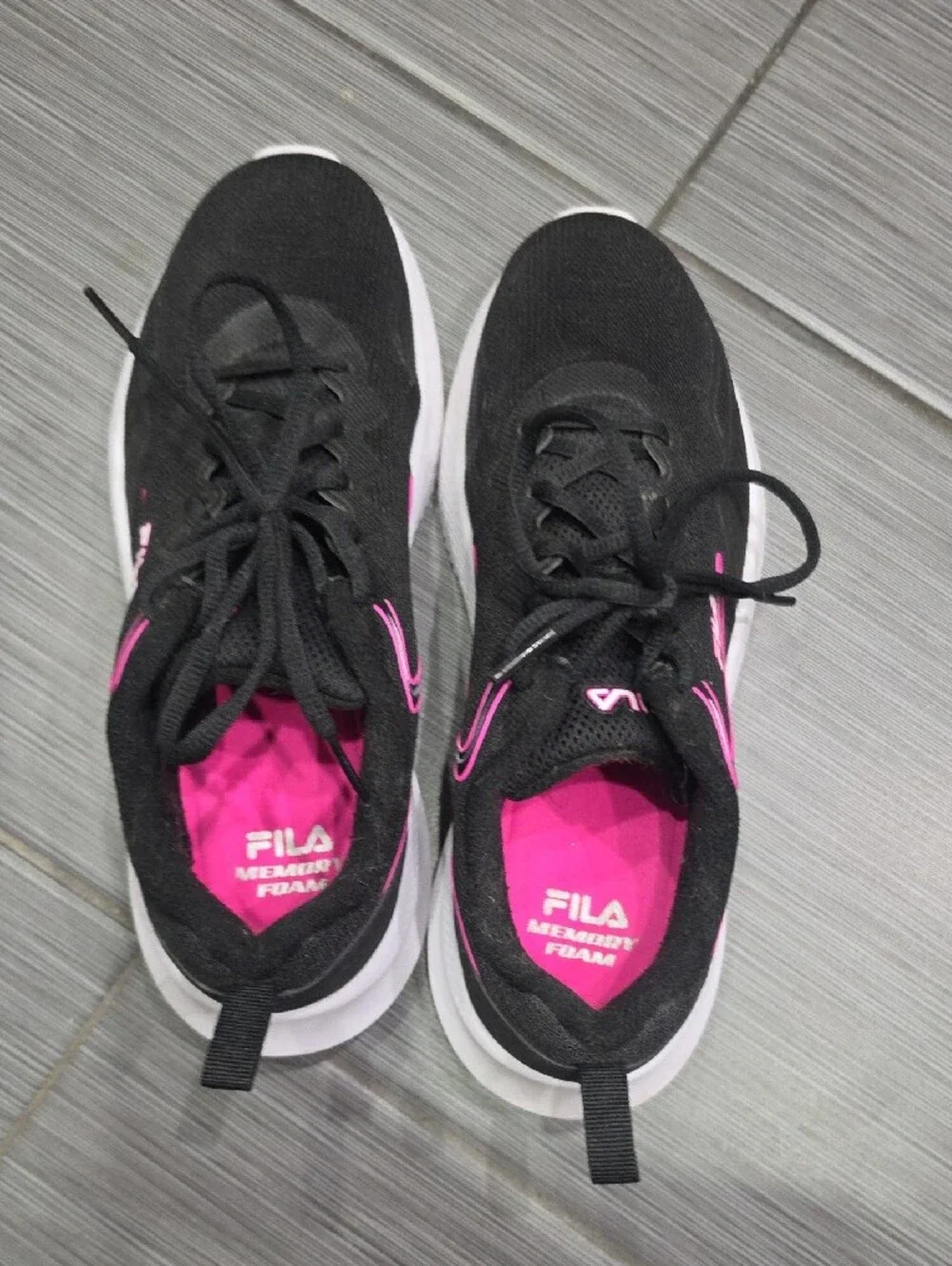 Like NEW Fila Sneakers Women's Memory Foam Black & Pink with White Sole, Size 9